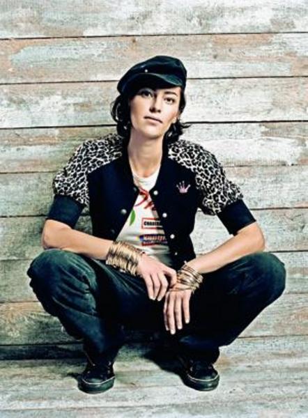 SEDA AKMAN, DURUL BAZAN -  - Eski manken Seda Akman'a ait olan villaya jandarma baskın düzenledi. Akman'ın kız kardeşi Eda Akman ile oyuncu Durul Bazan'ın da aralarında bulunduğu 15 kişi kokain alemi yaptıkları gerekçesiyle gözaltına alındı (2005).