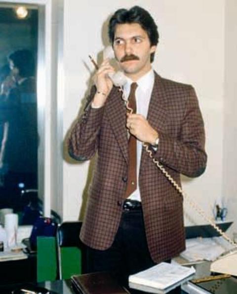 SÜHA KUTLU -  - Bir dönem işletmecilik yapan, sanat ve sosyete dünyasının yakından tanıdığı bir isim olan manken Cavidan Akyol'un eşi Süha Kutlu, bir otel odasında iki kadınla birlikte yaptığı kokain aleminin sonunda hayatını kaybetti (1996).