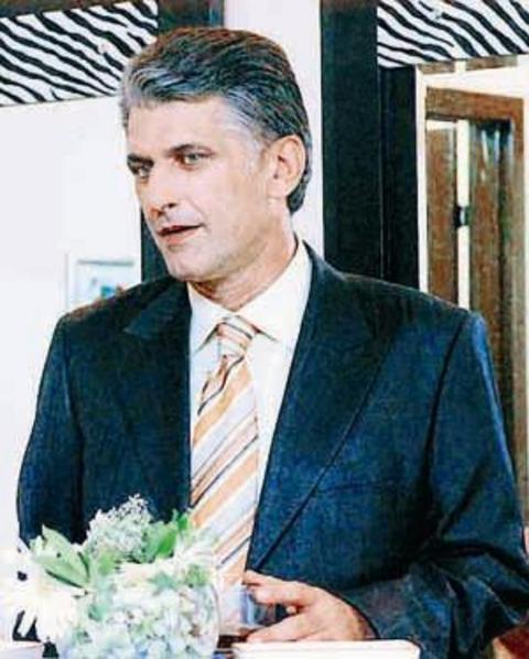 KENAN KALAV -  - Sinema oyuncusu Kenan Kalav, İspanya'da uyuşturucu kuryeliği yaptığı ve uyuşturucu kullandığı için yakalanarak hapse atıldı (1991). Bu olayda Seren Serengil'le annesinin de adı geçti.