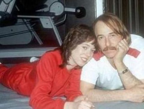 Phillips babasıyla ilişkisinin nasıl başladığını şöyle anlattı: "1979 yılında 19 yaşındaydım. Evlenmeden bir gece önce uykumdan uyandım ve kendimi öz babamla seks yaparken buldum."