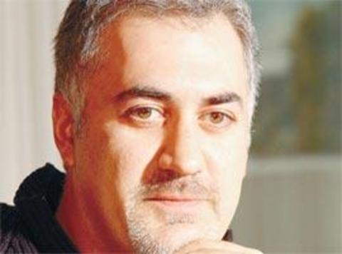 Tamer Karadağlı -  - Bir otel odasında birlikte oldukları genç kadın tarafından tuzağa düŞürülmüştü. Burcu Mercan adlı kadın, yatak sahnelerini kameraya çektiği Abbas ve Tamer Karadağlı'ya Şantaj yapıp 150 bin dolar istemişti. Karadağlı, olayı doğrulayıp, 'Keşke böyle şeyler yaşanmasaydı' demişti.