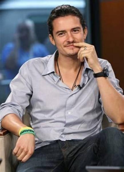 GERÇEK BABASININ KİM OLDUĞUNU HİÇ BİLMEDİ -  - Ünlü aktör Orlando Bloom'un da farklı bir trajedisi var. İngiltere'de Kent şehrindeki Canterbury'de büyüyen Bloom, babasının bir yazar olan Harry Bloom olduğunu sanıyordu. Aktör 4 yaşındayken Harry Bloom öldü ve aile dostu Colin Stone küçük Orlando'nun yasal velisi oldu. Aktör ilkgençlik çağlarına ulaştığında annesi Sonia, biyolojik babasının Colin olduğunu itiraf etti. Orlando Bloom daha sonra bu konuda "Colin her zaman benim için iyi bir arkadaştı. Ama ben hep gerçek babamın Harry olduğunu düşünürdüm" dedi. -