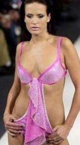 Anderton ilk hayat kadınlığı deneyimini şöyle anlattı: "Taksiye binip otele giderken bir yandan titriyordum, bir yandan terliyordum. Üzerimde Dolce Gabbana marka siyah bir elbise vardı. Ayağımda da Louboutin marka yüksek topuklu ayakkabılar. İlk bakışta son derece saygıdeğer, başarılı normal bir kadın gibi görünüyordum. Otele girdim ve adamın beni beklediği odaya gittim.