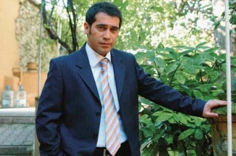 CANER KURTARAN -  - 'Yaprak Dökümü' dizisinin Şevket'i Caner Kurtaran, geçen yıl kokain yüzünden rahatsızlanınca hastaneye kaldırılmıştı. İki yıla kadar hapis istemiyle yargılanan Kurtaran'ın davası sürerken, geçtiğimiz günlerde kokainden ikinci kez hastanelik olduğu ortaya çıktı.