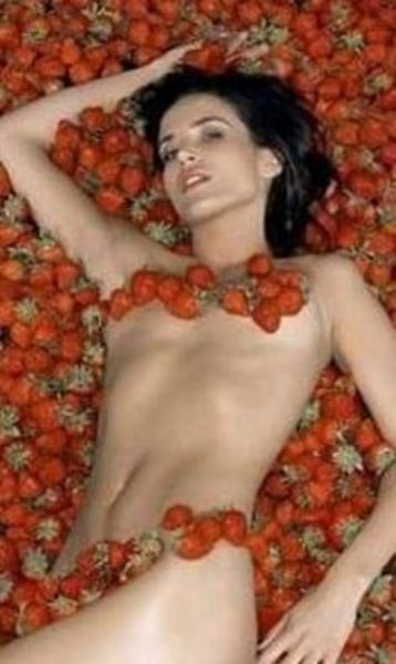 Anderton bütün bu itirafların ardından tartışılacak bir iddiayı da ortaya attı. "Bu yolda yalnız değilim" diyen manken "Modellik dünyasının bir de karanlık yüzü var. En az iki top modelin bu oyunun bir parçası olduğunu biliyorum" diyerek sözlerini tamamladı.