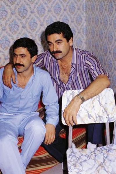 BURHAN BAYAR -  - Burhan Bayar olayından yıllar sonra uyuşturucu kullandığı sık sık gündeme gelen İbrahim Tatlıses, bir televizyon programında geçmişte bunu denediğini, gençlerin kesinlikle uzak durması gerektiğini kendisi açıkladı. Besteci ve plak şirketi sahibi Burhan Bayar, 1981 yılında esrar içen bir grubun arasında İzmir Fuarı'nda yakalandı. Bu olay nedeniyle İbrahim Tatlıses de gözaltına alındı. Ancak Burhan Bayar'ın "Ben kullanıyorum, o değil" demesiyle serbest bırakıldı. İlginçtir, bu olaydan sonra 1987 yılında polise hakaret suçundan Buca Cezaevi'ne gönderilen Tatlıses'in koğuştaki arkadaşlarından birisi de uyuşturucudan tutuklanan sazcısı Mustafa Özhan'dı.