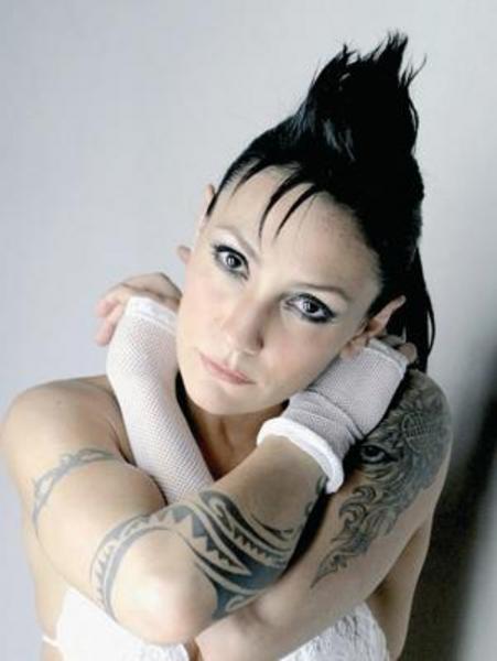 ÖZLEM TEKİN -  - Polisin düzenlediği uyuşturucu operasyonunda Özlem Tekin'le beraber gözaltına alınanlar arasında Sevda Demirel, Sinem Üretmen, Ferhat Şirin ve Sibel Gökçe vardı (1997).