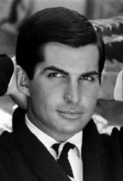 ÜVEY ANNEMLE İLİŞKİ YAŞADIM Hollywood'un emektar aktörlerinden George Hamilton, katıldığı bir televizyon programında yaptığı itirafla herkesi şoke etti.