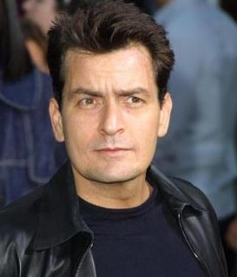 Charlie Sheen -  - 1990'ların gelecek vaat eden aktörü Charlie Sheen, 1995 yılında Hollywood'da ünlülere kadın sağlayan Heidi Fleiss'in kızlarıyla birlikte olduğunu ve kendi servetini bitirecek kadar çok para harcadığını itiraf etmiş, büyük tepki toplamıştı.