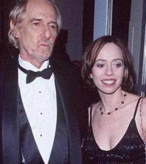 Konuk olduğu The Oprah Winfrey Show"da yaşadıklarını anlatan Mackenzie Phillips, babasının kendisine nasıl uyuşturucu kullanılacağını ve kokain enjekte edileceğini öğrettiğini de sözlerine ekledi.