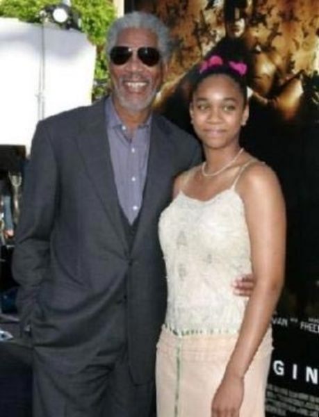 Morgan Freeman bir otomobil kazası geçirmiş ve kaza sırasında yanında genç bir kadın olduğu iddia edilmişti. Freeman E'Dena Hines ise Dark Knight (Kara Şövalye) filminin galasına da katılmıştı.