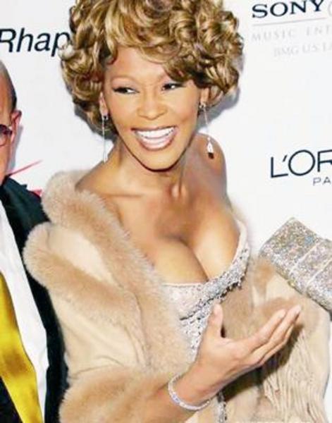 WHITNEY HOUSTON -  - Yıllar öncee permalı saçlarıyla zıplayarak şarkı söyleyen, 'Bodyguard' filmiyle ününün ve performansının zirvesine ulaşan billur sesli Whitney Houston, uyuşturucudan bir türlü kurtulamadı, uzun süre tedavi gördü.