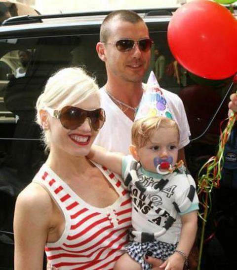 VAFTİZ KIZI ÖZ KIZI ÇIKTI -  - Ünlü şarkıcı Gwen Stefani, 2004'te Gavin Rodddale ile evlendi. İkili tam bebek için plan yaparken Stefani duyduğu bir haberle şoke oldu. Eşinin kendisine "vaftiz kızı" olarak tanıttığı Daisy Lowe'un aslında Rossdale'in Pearl Lowe'la olan ilişkisinden dünyaya gelen gerçek kızı olduğunu öğrendi. DNA testleri de küçük kızın babasının Gawin Rossdale olduğunu kanıtladı. Bu olay nedeniyle zor günler geçiren Stefani kısa bir süre sonra hamile olduğunu açıkladı. Çift hala evli ve 18 aylık Kingston adındaki oğullarıyla mutlu bir hayat sürdürüyor. -