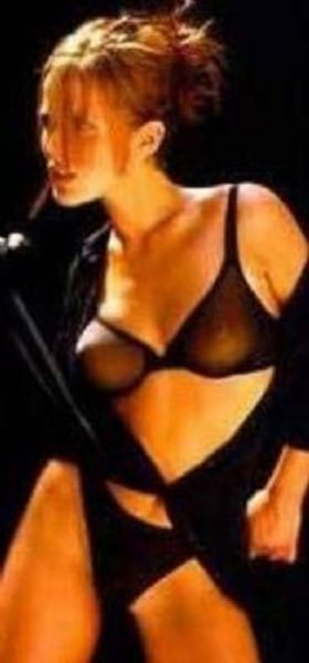 Anderton, 2004 yılında uyuşturucu parası bulabilmek için yaşadıklarını İngiliz The Sun gazetesine şöyle anlattı: "O dönemde her gece bir şişe votka içiyordum. Gündüz saatlerinde bile kokain kullanıyordum. Tam o sırada bir hayat kadınıyla tanıştım. Bana seksi giyinip iyi görünürsem erkeklerle bir saat birlikte olmam karşılığında 10 bin ya da 15 bin Sterlin kazanabileceğimi söyledi. Bunu denemeye karar verdim."