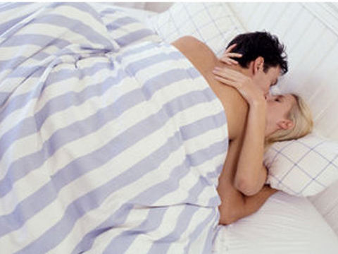 EN DOĞRU POZİSYON HANGİSİ? -  - İnce ve uzunsa: Sevgilinizin cinsel organı ince ve uzunsa kalın prezervatifleri kullanabilirsiniz. Böylece istediğiniz kalınlığa ulaşabilirsiniz. Ayrıca doğru pozisyonlar alacağınız zevki artıracaktır. Sevgiliniz sırt üstü yatarken üzerine oturarak binici pozisyonunu ya da sevgilinize sırtınızı dönüp size arkadan sarıldığı kaşık pozisyonunu deneyebilirsiniz. Bir başka öneri: Sevgilinizle karşılıklı oturup bacaklarınızla birbirinize sarılın. -  - Kalın ve kısaysa: Mum pozisyonunu deneyebilirsiniz. Kalçalarınızı hafifçe yukarı kaldırıp bacaklarınızı sevgilinizin omzuna koyun. Ya da sevgiliniz üstteyken ayaklarınızı göğsüne dayayabilirsiniz. -  - Kalın ve uzunsa: Binici ve kaşık pozisyonlarında rahatlıkla zevk alabilirsiniz. Ayrıca kızak pozisyonunu da deneyebilirsiniz. Sevgilinizin kucağına sırtınız dönük bir şekilde oturun. Bırakın sevgiliniz belinize sarılsın ve birlikte aşkın tadını çıkarın.