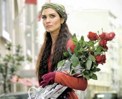 Gönülçelen dizisinin kadın başrolü Tuba Büyüküstünün'ün hayat verdiği 'Hasret' karakterinin şarkılarını, Eylem Aktaş seslendiriyor