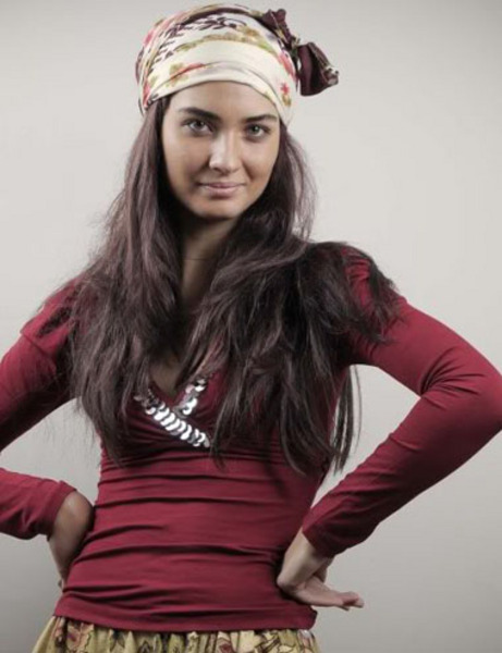 "Rol gereği, acemice söylemek durumundayım, bu biraz zor oluyor. Ekrandaki yüz tanınıyor, sesinin sahibi tanınmıyor... Ama bu durum burukluk yaratmıyor. Çok da yakıştırıyorum Tuba Büyüküstün'e sesimi. Seslendirme sevdiğim bir iş, birçok insana sesim ulaştı. Ama tek başına yeterli kazanç sağlamıyor."