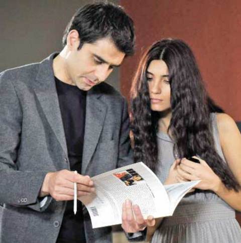 Gönülçelen dizisinde Tuba Büyüküstün'le başrolü paylaşan Cansel Elçin'in seslendirmesini Kaya Akkaya yapıyor