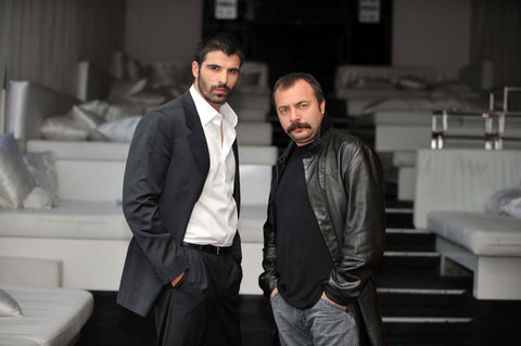 "Adanalı dizisinde Maraz Ali ve yedi sezondur da Kurtlar Vadisi'nde Polat Alemdar'ı seslendiriyorum. Aynı sezonda sekiz farklı karakteri seslendirdiğim oldu. Bu işin kötü yanı düzensiz mesai saatleri. Sabaha karşı dörtte işe çağrılabiliyorsunuz."