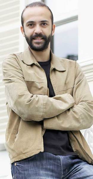 Sarp Akkaya: "1980 doğumluyum. Mimar Sinan Üniversitesi Devlet Konservatuvarı Tiyatro Bölümü mezunuyum. 1996'da Bizim Aile'de kendimi seslendirerek işe başladım. Türkiye'de yerli dublaj bitmek üzere. Bu, kendini seslendirebilen gerçek oyuncuların sayısının arttığını gösteriyor aslında. Gonca Karanfil adlı dizide Alişan'ın oynadığı Karanfil Kemal'i, Nefes Nefese'de Mehmet Aslan'ın canlandırdığı Kaya'yı, Arka Sıradakiler'de Bülent Çetinaslan'ın canlandırdığı Oktay karakterini seslendirdim."