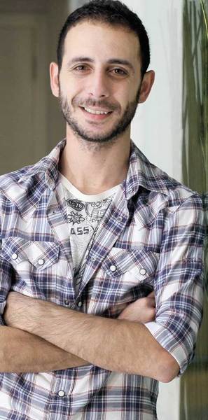 Kaya Akkaya: "Mimar Sinan Üniversitesi Devlet Konservatuvarı Tiyatro Bölümü mezunuyum. Yerli dublaj piyasası çok küçüktür, bu işi yapan 50-60 kişilik bir grup var. Buz Devri adlı animasyon filminde bir bokböceğini seslendirdim. Avatar'da Joel Moore'un dublajını yaptım. Mesela Asmalı Konak'ta her bölümünde başka birini seslendirdiğim oldu."