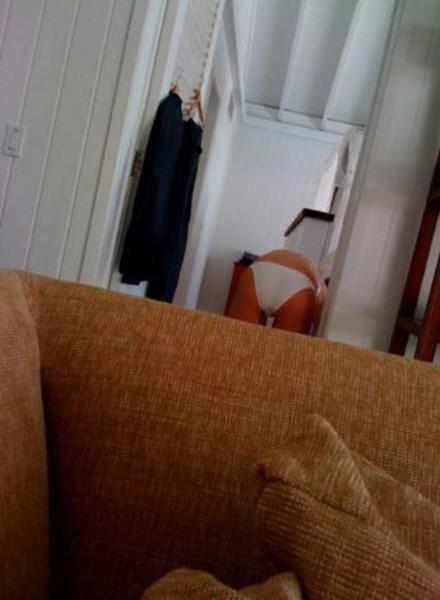 Dünyanın hemen her köşesindeki milyonlarca insan internetteki paylaşım sitelerinde 'sosyalleşiyor.' Bunlara gösteri dünyasının ünlüleri de dahil. Gözde siteleri ise Twitter. Bir süre önce Demi Moore ve Ashton Kutcher'ın bu paylaşım sitesinde yayınladığı fotoğraflar uzun süre konuşuldu. Moore ve Kutcher Twitter müptelası olan binlerce ünlüden sadece ikisi. İşte hayatlarındaki hemen her gelişmeyi Twitter'da milyonlarca kişiyle paylaşan ünlüler ve birbirinden ilginç fotoğrafları.