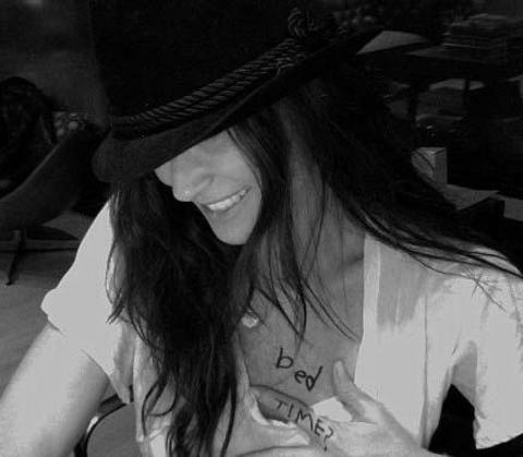 Gösteri dünyasının ünlüleri paylaşım sitesi Twitter bağımlılığını iyice abarttı. Artık aynı evde farklı odalarda oturup birbirleriyle Twitter üzerinden haberleşiyorlar