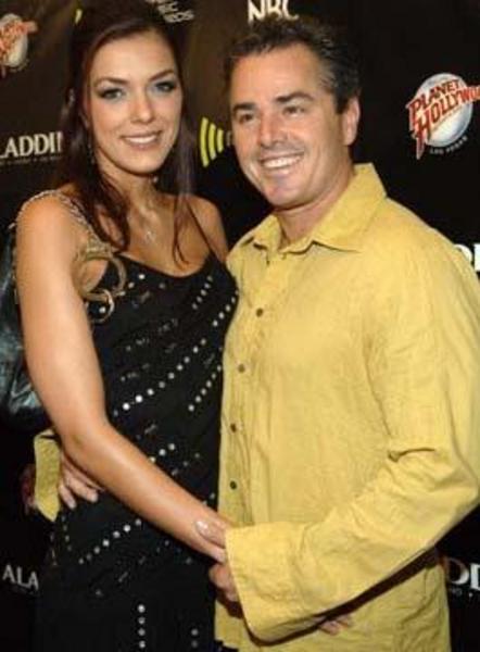 -  - 1982 doğumlu Curry, 1957 doğumlu Christopner Kinght ile evli