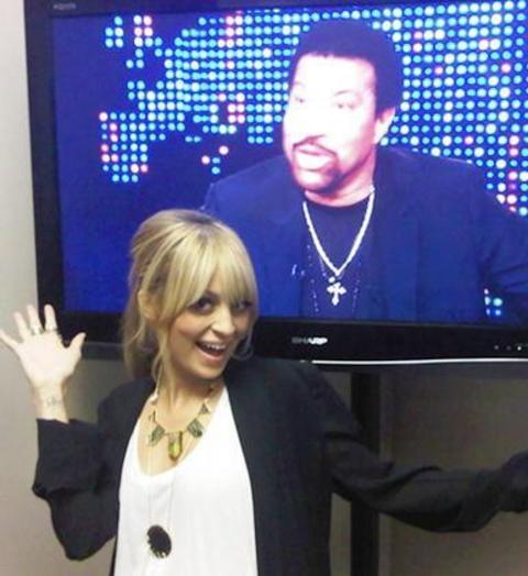 -  - Nicole Richie ve arka planda babası Lionel Richie.