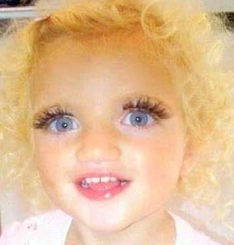 Eşi Peter Andre'den olaylı bir şekilde boşanan Katie Price şimdi de 20 yaşındaki kız kardeşinin internetteki paylaşım sitesi Facebook'a koyduğu fotoğrafla tartışma yarattı