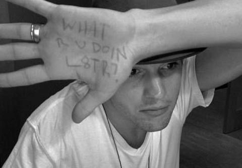 -  - Demi Moore, kocasını eline yazdığı "Yatak zamanı" şeklindeki mesajla odasına çağırdı