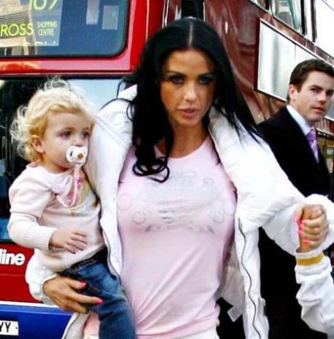 -  - "Ben iyi bir anneyim" diye konuşan Price "Buna kanıt olarak çocuklarımın fotoğraflarını göstermek zorunda değilim" diye konuştu. -  - İnternette minik kızı Princess Tiaamii'nin takma kirpikli ve makyajlı bir fotoğrafını yayınlayan Price başta eski eşi Peten Andre olmak üzere pek çok kişinin eleştiri oklarını üzerine çekti