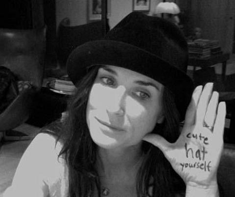 -  - Twitter'ın ünlü üyelerinden olan çift, ellerine ve kollarına yazdıkları mesajların fotoğraflarını da sayfalarından yayınladı