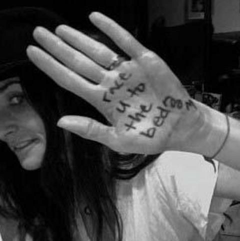 -  - Hollywood'un güzel yıldızı Demi Moore ile genç eşi Ashton Kutcher çifti de Twitter üzerinden haberleşti