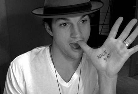 -  - Kutcher da eline yazdığı 'Emin misin?' sorusuyla eşine yanıt verdi