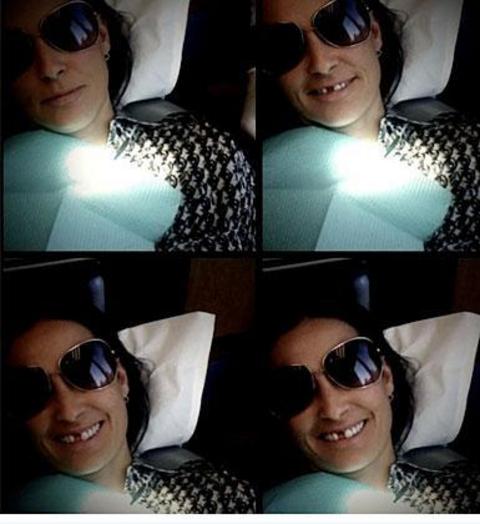 Demi Moore'un 'tek dişli' gülümsemesi.