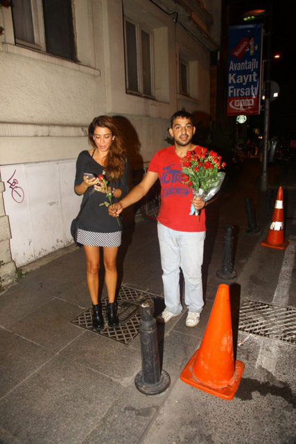 Sunucu Tanem Sivar, önceki akşam Bebek'te yürürken yanına yaklaşan çiçekçiye dert yandı!