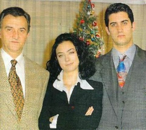 KARA MELEK: Hırsları ve para uğruna bütün sevdiklerini kullanan ve zamanla yalnız kalan Yasemin'in 'Kara Melek'in oyunlarını anlatan dizi, oyuncu kadrosu, müzikleri ve akıcı senaryosuyla izleyiciyi ekran başına bağlamıştı