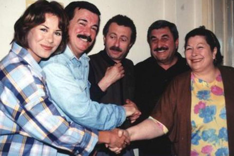 Günlük hayattan kesitler sunan ve sıradan insanların öykülerini anlatan dizilerden biri de Mahallenin Muhtarları idi.