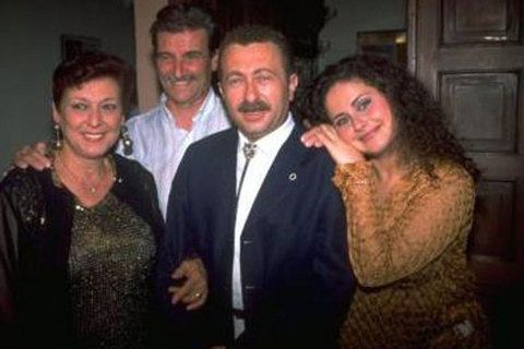 Dizinin ana karakteri olan Fadime'yi canlandıran Aydan Burhan ayrılınca onun yerini Şirin karakteriyle Esra Akkaya doldurdu.