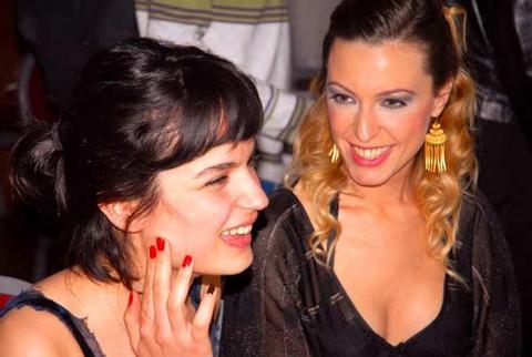 Dizide Nermin'i canlandıran Selin Demiratar solda...