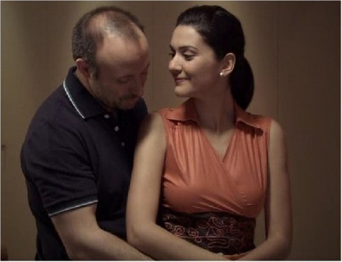 BİNBİR GECE: Lösemi olan oğlunun tedavi masraflarını alabilmek için patronuyla bir gece birlikte olan Şehrazat'ın zorluklarla dolu hayatının anlatıldığı dizi, canlı yayında yaptıkları bir bölümle adından sıkça söz ettirmiş, izleyiciyi ekran başına kilitlemişti -