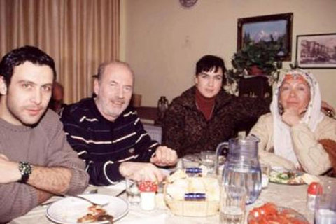 Nejat İşler ve Şevval Sam'ın yanısıra bir çok deneyimli oyuncunun da rol aldığı dizi bir kaç sezon boyunca reyting rekorları kırdı.