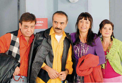 Dillere pelesenk, hararetli komedi "Bir Demet Tiyatro", Mükremin Abi'nin sıra dışı ailesini ve arkadaşlarını anlatıyordu -