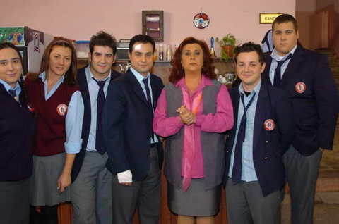 HAYAT BİLGİSİ: İdealist lise öğretmeni Afet Güçverir ve çevresinde gelişen traji-komik olayların dur durak bilmediği dizi, özellikle gençler tarafından ilgiyle izlenmişti -