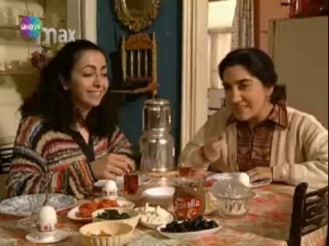 SIDIKA -  - Babası tarafından okumasına izin verilmemiş zeki bir kızı canlandıran Hasibe Eren'in oynadığı dizi, Sıdıka'nın başına gelen trajikomik hikayeleri anlatarak izleyiciyi yıllar boyunca ekran başına kilitlemişti