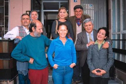 Yerli dizi denilince akla ilk gelen Bizimkiler'dir şüphesiz... Tam 14 yıl boyunca ekranda kalan dizinin bazı oyuncuları bu arada yaşama veda etti. Kimileri de çocuk oyuncu olarak başladıkları dizi sona erdiğinde evlenip çoluk çocuğa karıştı.