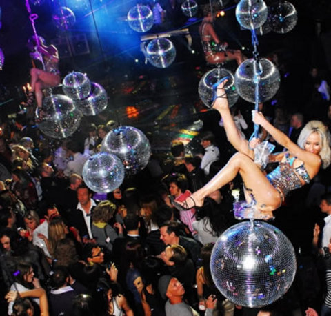 Gece hayatına meraklı konuklarına binbir çeşit fanteziyi sunar -  -