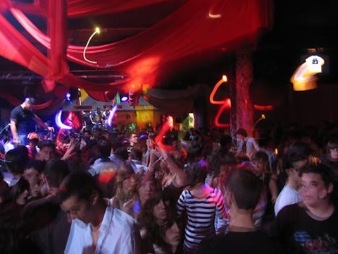 Gece Barcelona'da gündüz olduğundan çok daha fazla insan görürsünüz.