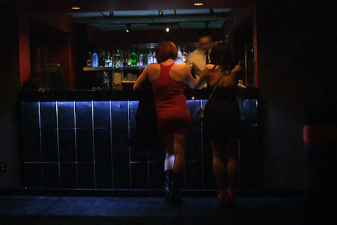 Bu duruma göre eĝlenmek için ve belki hatta heyecan verici insanlarla tanışabileceĝiniz mekan ve parti seçeneĝi çok.